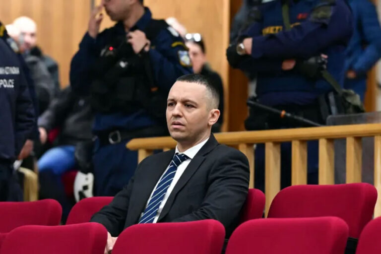Ο φασισμός δεν αντιμετωπίζεται… «με μπράτσα»