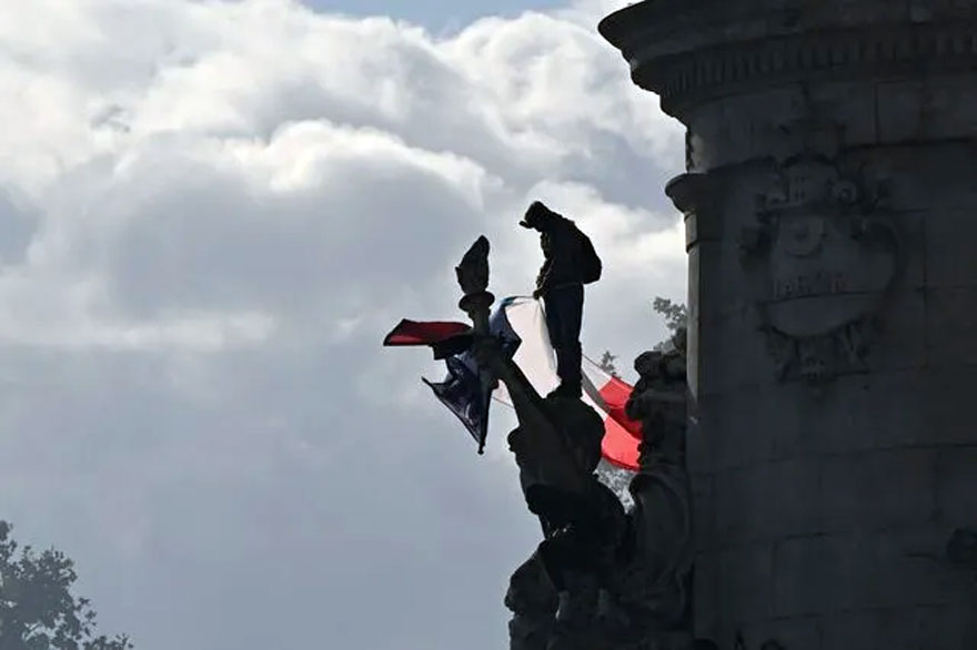 Οι Ευρωπαίοι βγαίνουν στους δρόμους διαμαρτυρόμενοι για το κόστος ζωής και η ακροδεξιά κερδίζει έδαφος.